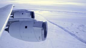 L'extension de la banquise autour de l'Antarctique en hiver pourrait s'expliquer par un regel rapide des eaux fondues en été sous la calotte glacière, selon un rapport de l'Institut météorologique royal des Pays-Bas. Les spécialistes du climat cherchent à