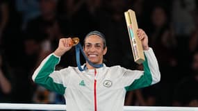 Imane Khelif brandit sa médaille d'or après sa victoire en finale de boxe (-66 kg), JO de Paris 2024, 9 août 2024