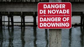 Un panneau mettant en garde face au danger de noyade, à Trouville-sur-Mer, dans le Calvados, le 3 août 2021. 