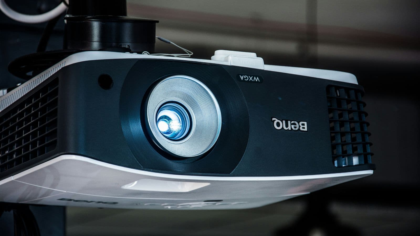 5 ÉCRANS DE VIDÉOPROJECTEURS INCONTOURNABLES : DÉCOUVREZ NOTRE SÉLECTION
