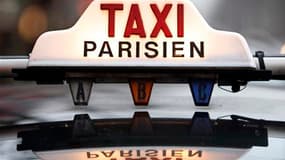 Dans le cadre de l'examen du projet de loi Grenelle II, les députés ont renoncé à remettre en cause le monopole des taxis parisiens vers l'aéroport de Roissy-Charles-de-Gaulle. /Photo d'archives/REUTERS/Charles Platiau