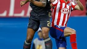 Glen Johnson (à gauche) de Liverpool en duel avec Simao Sabrosa de l'Atletico Madrid. Déjà perdu pour la Ligue des champions la saison prochaine, Liverpool s'est incliné jeudi 1-0 sur le terrain club espagnol en demi-finale aller de la Ligue Europa. /Phot