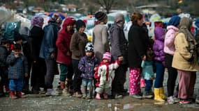 Près de 12 000 personnes vivent actuellement dans le camp d'Idomeni, à la frontière macédonienne. 