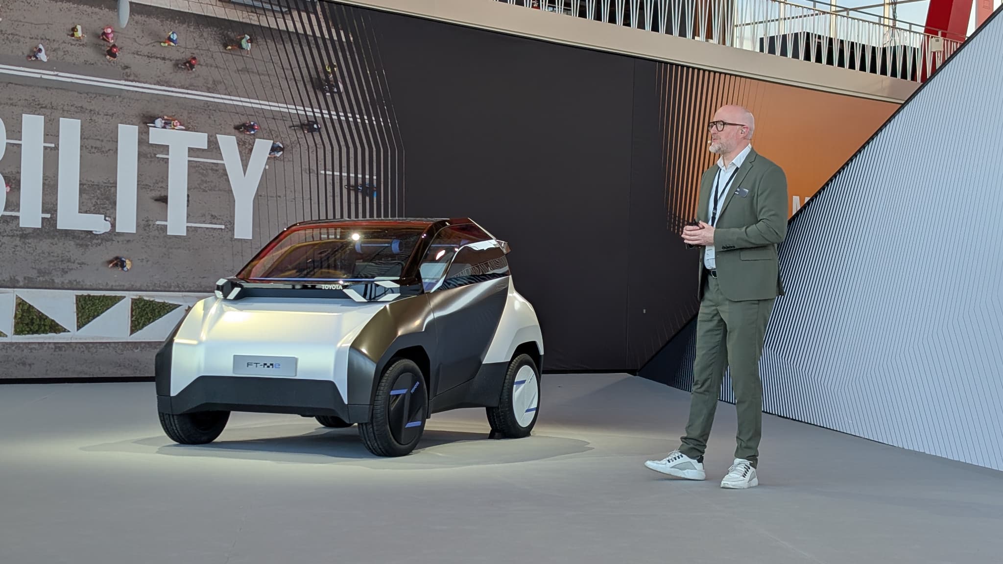 Toyota a présenté un concept baptisé FT-ME, une petite voiture sans permis. 