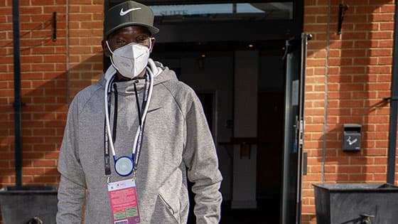 Le collier connecté émet une alerte en cas de non respect de la distanciation sociale.