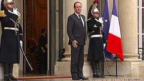Le président François Hollande devant l'Elysée