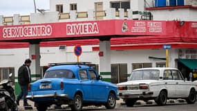Des automobilistes font la queue pour faire le plein dans une station-service de La Havane, le 28 janvier 2026.