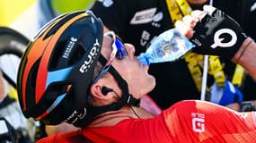 Luis Leon Sanchez s'hydrate lors du Tour de France 2022