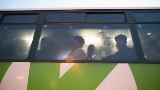 Des Palestiniens dans un autobus à  un point de passage entre la Cisjordanie et Israël, le 4 mars 2013