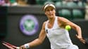 L'Allemande Tatjana Maria renvoie la balle à la Lettone Jelena Ostapenko lors de leur match de tennis en 16e de finale du simple dames de Wimbledon 2022, le 3 juillet 2022.