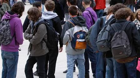 Les proviseurs de lycées et les principaux de collèges les plus performants auront bientôt droit à une prime pouvant aller jusqu'à 6.000 euros tous les trois ans, selon le ministre de l'Education nationale, Luc Chatel. /Photo d'archives/REUTERS/Charles Pl