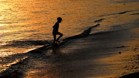 Un enfant sur une plage de Banda Aceh, en Indonésie, en avril 2022 (photo d'illustration)