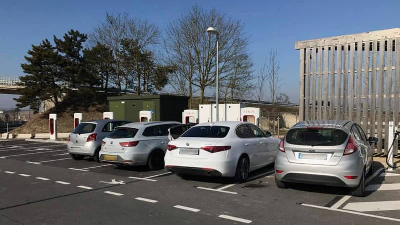 La station superchargeurs de Châlons-en-Champagne (Marne) avec quatre véhicules non-électriques stationnés.