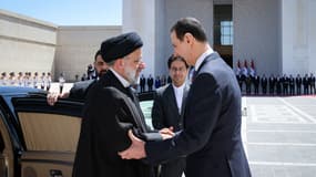 Le président iranien Ebrahim Raïssi accueilli par le président syrien Bachar al-Assad, au palais présidentiel syrien de Damas, le 3 mai 2023.