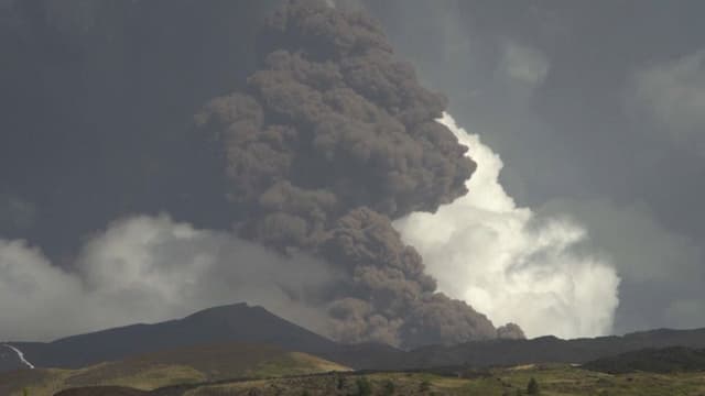 D'impressionnantes colonnes de fumées sortent du volcan italien de l'Etna, dimanche 24 octobre 2021