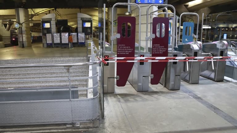 L'accès aux voies était fermé dimanche 31 juillet 2017 gare Montparnasse en raison d'un problème technique 