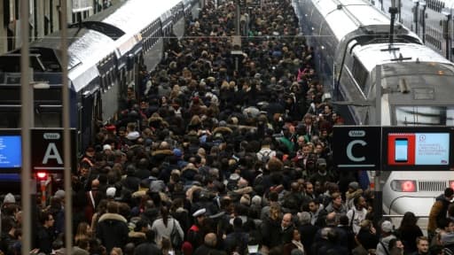 Des voyageurs sont massés sur les quais de la gare de Lyon à Paris, le 3 avril 2018 jour de grève de la SNCF