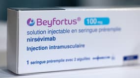 Une boîte de Beyfortus, traitement contre le virus à l'origine de la bronchiolite chez les nourrissons, le 27 septembre 2024 à Quimper