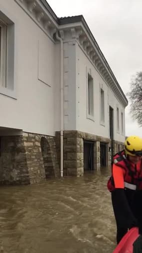 Une famille évacuée par les pompiers à Peyrehorade (Landes) - Témoins BFMTV