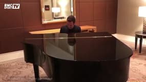 Mata le mélomane montre ses talents au piano
