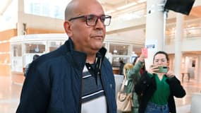 L'influenceur algérien "Doualemn" à son arrivée au tribunal de Montpellier le 24 février 2025