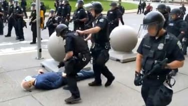 Sur cette image fournie par la radio publique de Buffalo, WBFO, prise par Mike Desmond, un manifestant de 75 ans est à terre après avoir été violemment poussé par la police, le 4 juin 2020