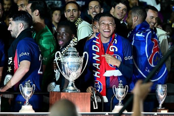 Le sourire de Kylian Mbappé à côté des trophées du PSG au Parc des Princes, 12 mai 2024