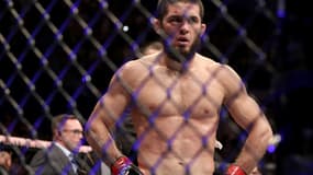 Makhachev, dans la cage de l'UFC, après son combat pour le titre des -70 kg contre Alexander Volkanovski en février 2023.