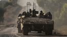 Des véhicules blindés de l'armée israélienne roulent vers la frontière avec la bande de Gaza, le 15 octobre 2023.