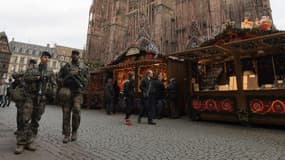 Des militaires patrouillent sur le marché de Noël à Strasbourg, le 25 novembre 2016
