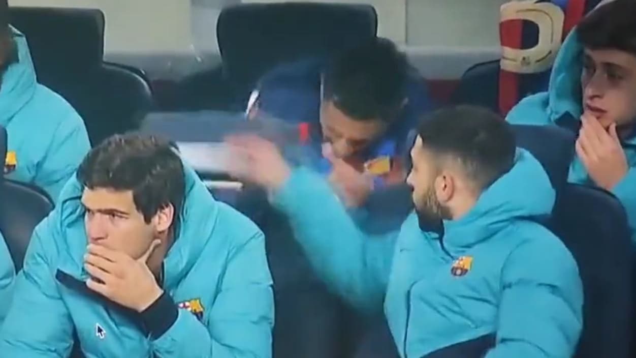 Raphinha fracasse le siège après son remplacement face à Manchester United Raphinha fracasse le siège après son remplacement face à Manchester United