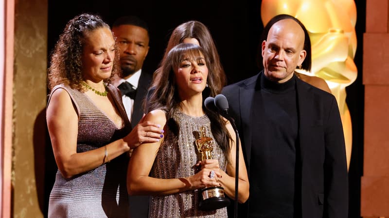 L'émotion de Rashida Jones en recevant l'Oscar posthume de son père Quincy Jones