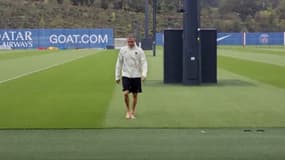 Luis Enrique en pleine séance de "earhing" dans la série-documentaire de Movistar qui sera diffusée le 30 septembre 2024