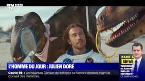 Julien Doré entouré de dinosaures et habillé en cosmonaute dans le clip "Nous"
