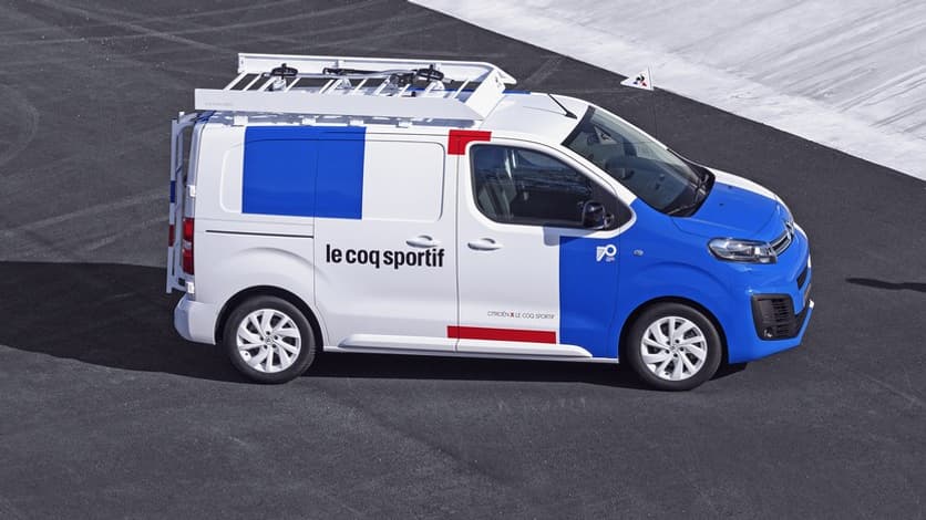 Pour célébrer les 70 ans du fourgon Type H, Citroën et Le Coq Sportif se sont associés pour personnaliser un authentique Type H et un Nouveau Jumpy aux couleurs tricolores de la marque de sport. Pour célébrer les 70 ans du fourgon Type H, Citroën et Le Coq Sportif se sont associés pour personnaliser un authentique Type H et un Nouveau Jumpy aux couleurs tricolores de la marque de sport.
