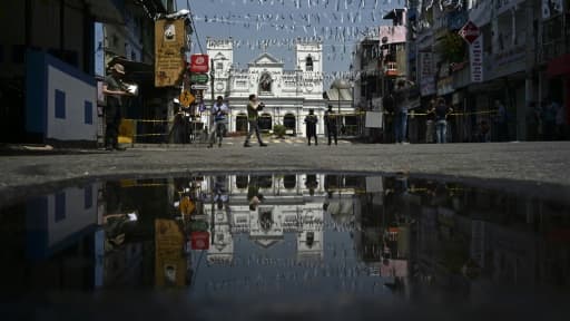 Des militaires montent la garde près du sanctuaire Saint Antoine à Colombo au Sri Lanka le 24 avril 2019