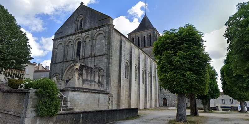 L'église de Montmoreau, dans le département des Charentes 