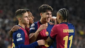 Pau Cubarsi plaisante avec son coéquipier du Barça Raphinha après l'ouverture du score en quart de finale aller de Ligue des champions, 9 avril 2025