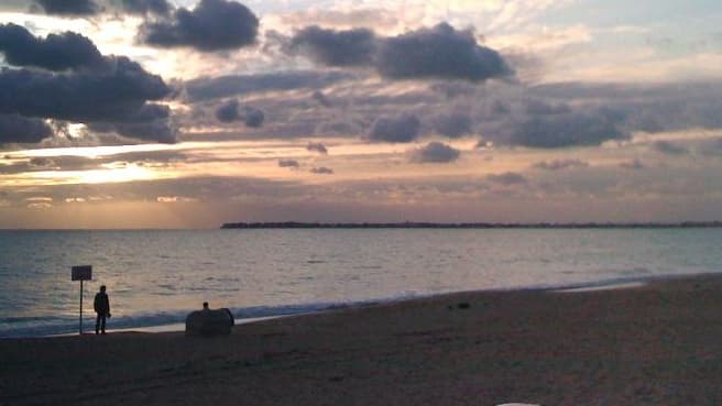 Le soleil se couche sur la plage bauloise, la ville jamais !