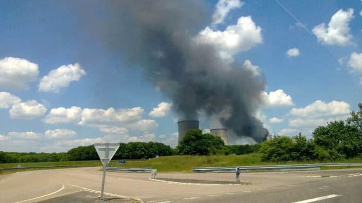 L'incendie "est sur une zone non nucléaire de l'installation", selon la centrale.