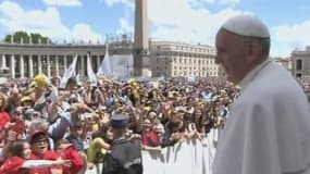 Le pape place Saint-Pierre pour la célébration de la messe de la Pentecôte, dimanche.