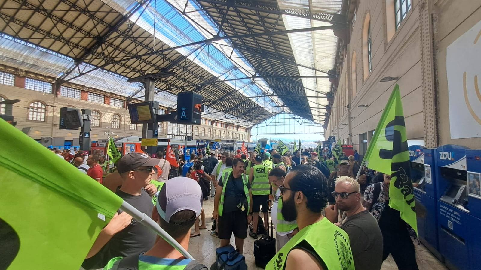 Rassemblement en gare de Marseille contre le lancement des TER Transdev
