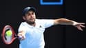 Le Russe Aslan Karatsev retourne un coup droit face au Bulgare Grigor Dimitrov, en quarts de finale de l'Open d'Australie, le 16 février 2021 à Melbourne