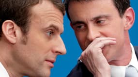 Le ministre de l'Economie Emmanuel Macron (gauche) en compagnie du Premier ministre Manuel Valls