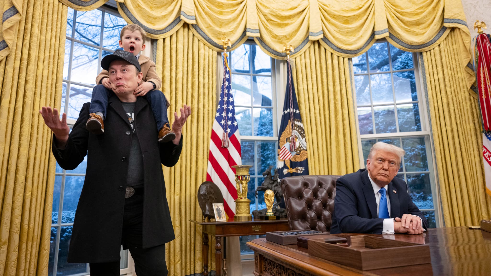 Le PDG de Tesla et SpaceX, Elon Musk, et son fils X Æ A-Xii se joignent au président américain Donald Trump alors qu'il signe des décrets dans le bureau ovale de la Maison Blanche à Washington, DC, le 11 février 2025.