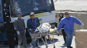 Evacuation d'un migrant blessé, sur l'île italienne de Lampedusa. Un bateau chargé de migrants en provenance de Libye a chaviré mercredi au sud de la Sicile, à proximité de l'île de Lampedusa, faisant au moins 15 morts et de 130 à 250 disparus. Les sauvet