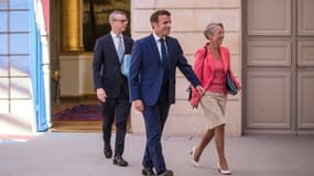 Emmanuel Macron et Elisabeth Borne arrivent   au premier conseil des ministres du nouveau gouvernement Borne, le 4 juillet 2022, à l'Elysée 
