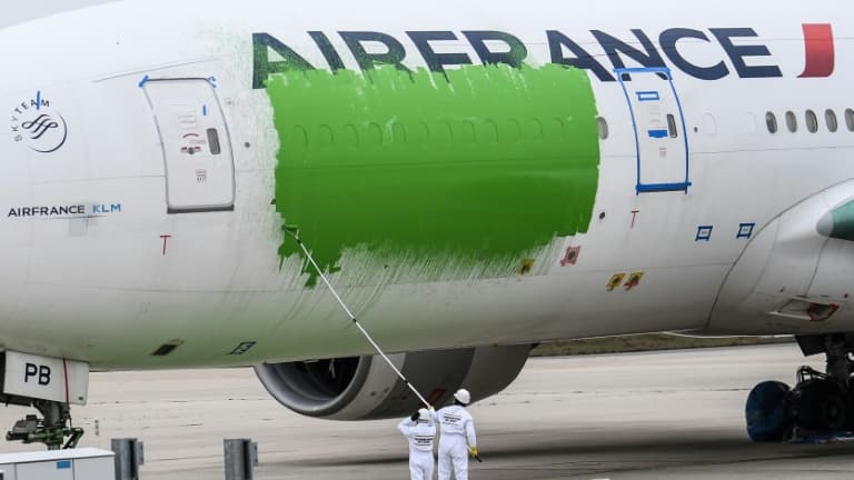 Des militants de Greenpeace ont repeint partiellement un avion Air France à l'aéroport Roissy-Charles de Gaulle, au nord de Paris, le 5 mars 2021, accusant le gouvernement de "greenwashing" sur les enjeux environnementaux autour du trafic aérien