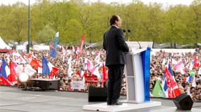 Sur l'esplanade du château de Vincennes, le candidat socialiste à l'élection présidentielle, François Hollande, a déclaré dimanche sentir monter dans le pays "un espoir" à une semaine du premier tour de scrutin. /Photo prise le 15 avril 2012/REUTERS/Benoî