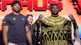 Anthony Joshua (à gauche) et Francis Ngannou lors d'une conférence de presse à Londres en janvier 2024